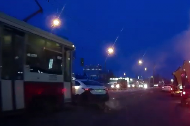 Трамвай № 13 протаранил такси в Новосибирске