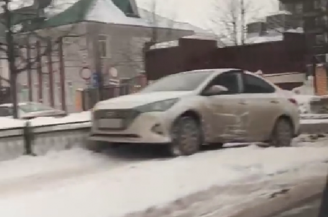 Hyundai вылетел на тротуар после ДТП в центре Новосибирска