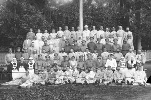 Персонал и раненые Нижегородского городского лазарета, 1915 год. Лазарет был создан на базе госпиталя, эвакуированного из Гродно.