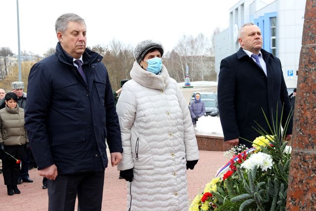 Брянский губернатор возложил цветы памяти бойцов 6-й роты, погибших в Чечне