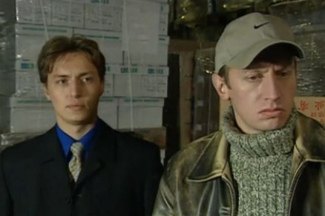 Андрей Божанов (слева, в костюме) в сериале «Улицы разбитых фонарей» 