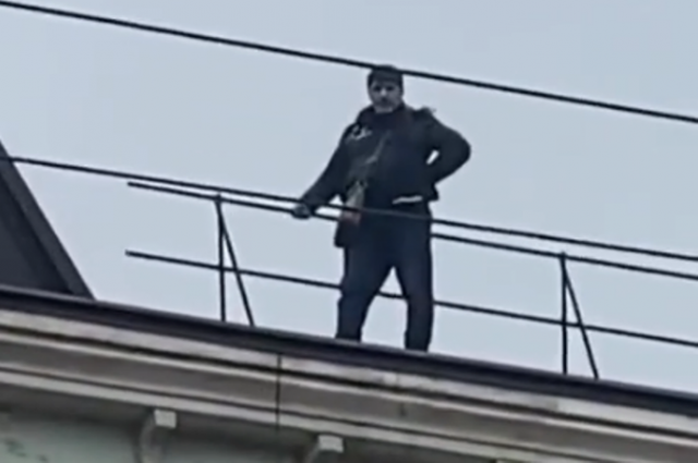 Врач Салим Халитов проводит пикет на крыше больницы в Махачкале