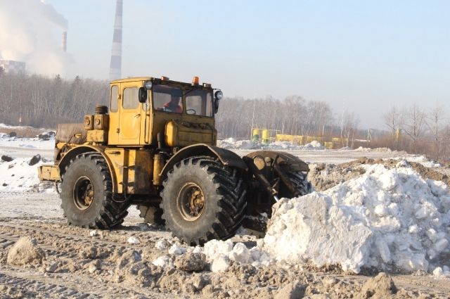 Прокуратура обязала омских чиновников убрать снежную свалку с реагентами