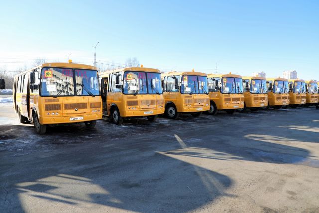 Александр Авдеев вручил директорам школ ключи от 35 автобусов для детей
