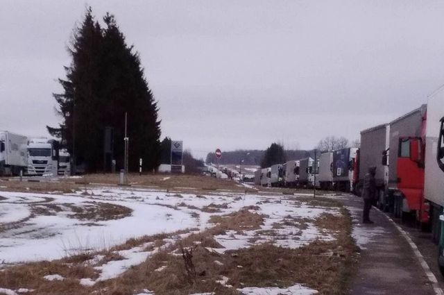 На пограничных переходах - многокилометровые очереди. 