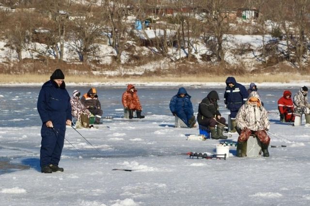 Льды уже начали подвижки, но рыбаков это не смущает.