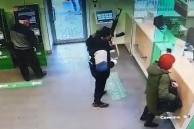 Грабители с муляжом автомата напали на офис банка в Новочеркасске