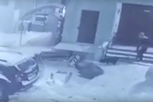 Видео падения мебели опубликовано в группе «АСТ-54» в соцсети «ВКонтакте».