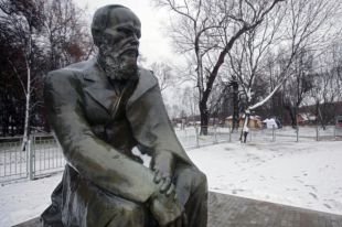 Памятник Ф. М. Достоевскому на территории музея-усадьбы Ф. М. Достоевского