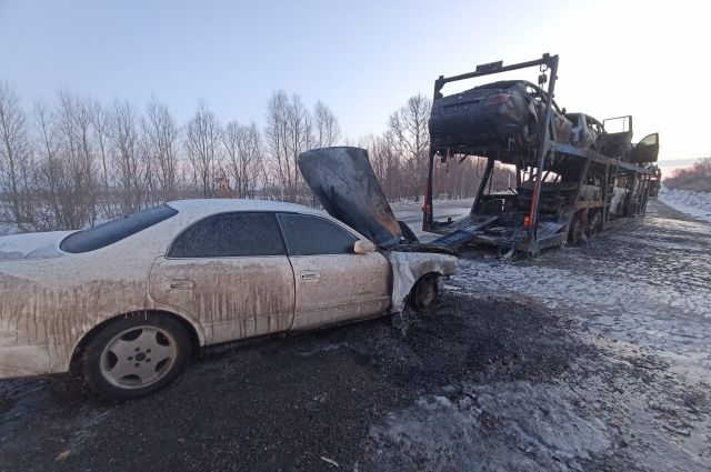 В Хабаровском крае ночью сгорел автовоз с машинами