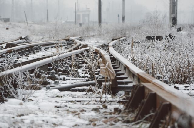 В Оренбурге ликвидируют несанкционированный переход через железнодорожные пути.