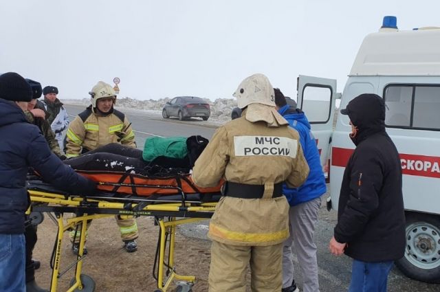Сотрудники МЧС передали спасенную девушку в руки медикам. 