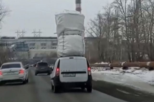 В Новосибирске водитель перевозил несколько огромных мешков на крыше машины