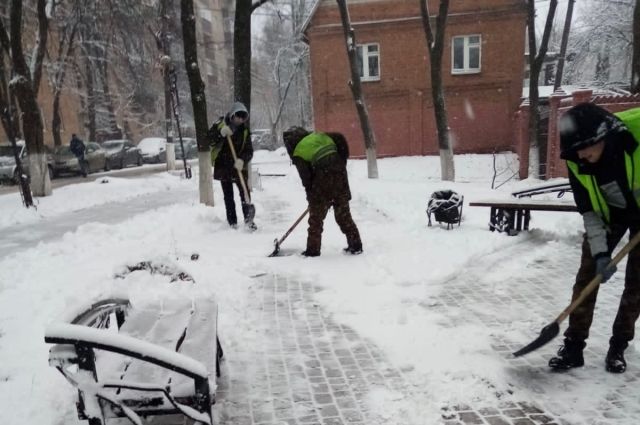 В Курске 62 машины убирают город от снега