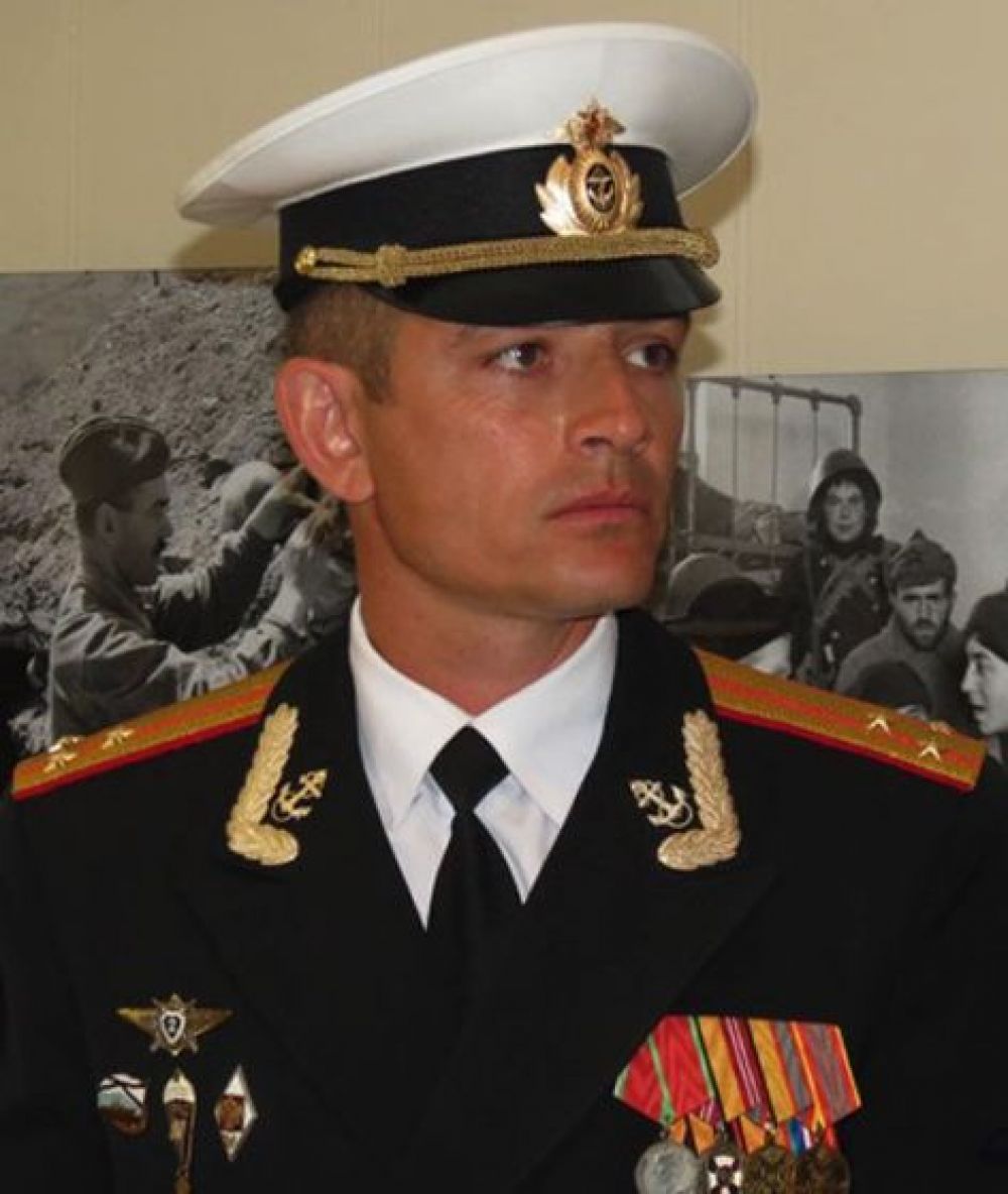 Полковник Алексей Бернгард. С первых минут начала специальной военной операции по защите ДНР и ЛНР вместе с подчинёнными вёл наступательные бои в направлении Мариуполя. 2 марта наши подразделения решительным броском прорвали глубокоэшелонированную оборону противника, создававшуюся в течение восьми лет. Умелое руководство действиями подчинённых позволило развить наступление и способствовало паническому бегству подразделений противника.