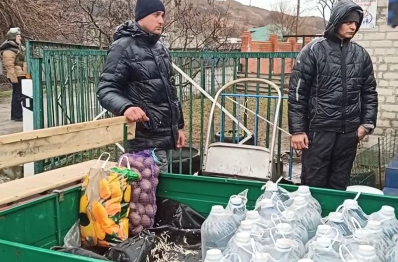 Раздача населению продовольствия и воды в селе Бердянском Волновахского района