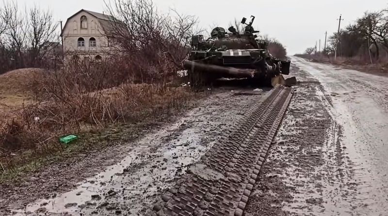 Подбитый танк Вооружённых сил Украины в селе Гнутово