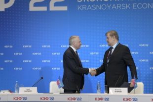 Договор о строительстве подписали председатель краевого правительства Юрий Лапшин и генеральный директор строительной компании «Сибиряк» Владимир Егоров.