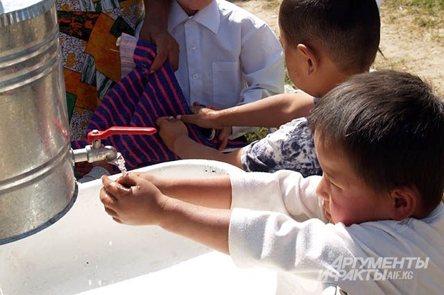 По данным Минздрава, 38, 2% кыргызских школ не имеют водопровода, а 82% школ – канализации. 