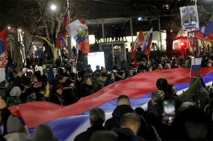 Участники народного митинга в поддержку России в Белграде.