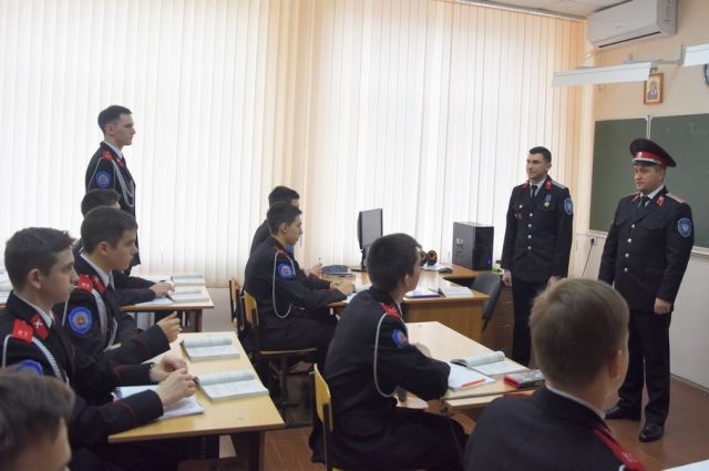 Вице-губернатор Кубани Александр Власов посетил казачий кадетский корпус