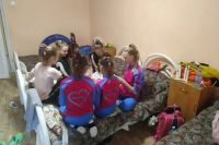 Юные гимнастки распаковывают подарки от гостеприимных владикавказцев.
