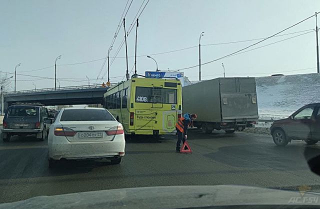 В Новосибирске возникла пробка из-за ДТП минивэна и троллейбуса