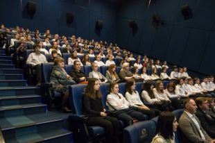 В кинотеатры зрители ходили на голливудские фильмы, которые сейчас не показывают.