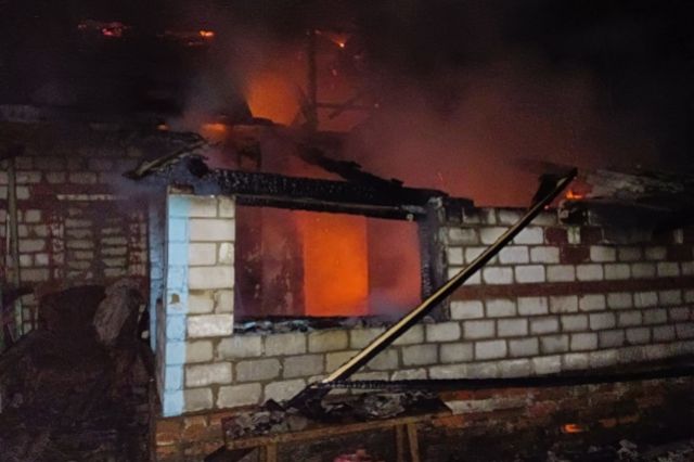В Курской области на пожаре обнаружены тела мужчины и женщины