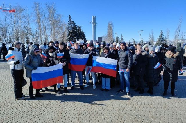 Саратовские студенты развернули огромный Российский флаг