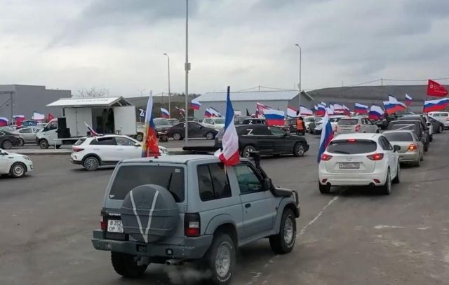 В России прошли массовые автопробеги в поддержку президента и армии