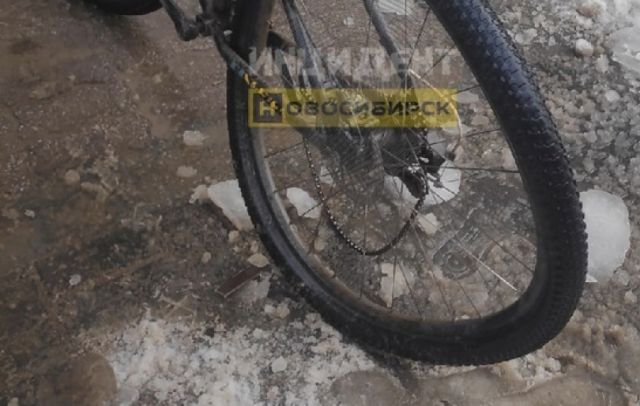 В Новосибирске глыбы льда повредили припаркованные велосипеды