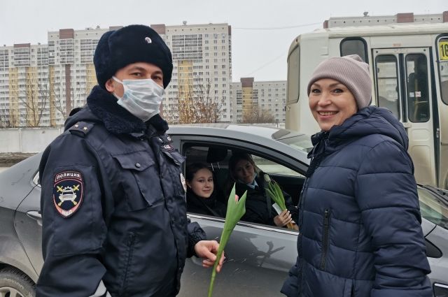 Сотрудники свердловского ГИБДД поздравили с 8 марта женщин-водителей