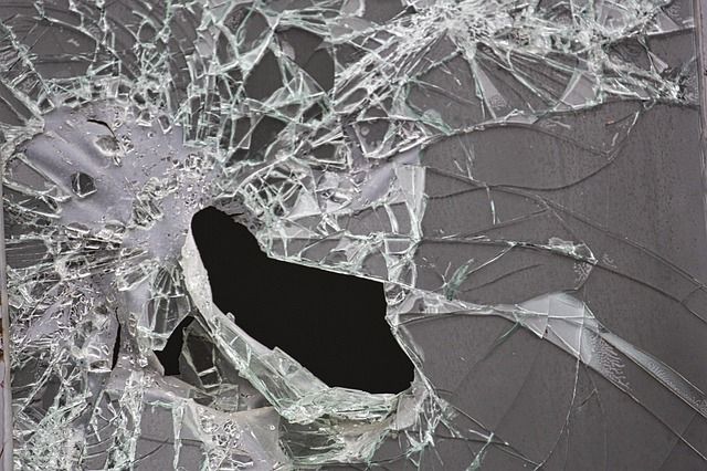 Глыба льда разбила заднее стекло в припаркованном авто в Барнауле