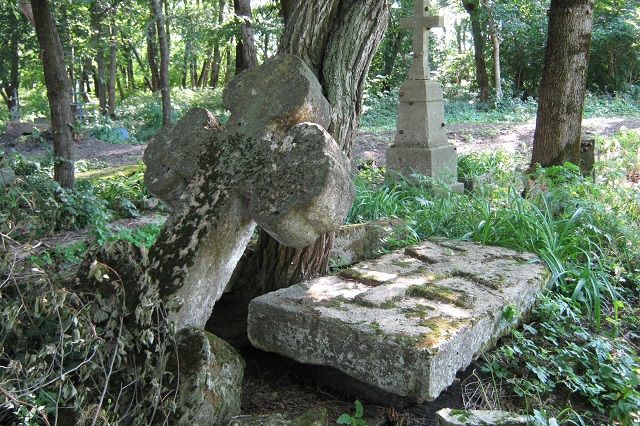 Старинное надгробие на Успенском кладбище в Ставрополе.