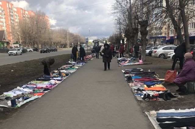 Стихийный рынок устроили на тротуаре в Ленинском районе Нижнего Новгорода