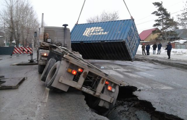 Стали известны причины провала контейнеровоза в асфальт в Новосибирске