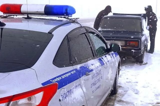 Инспекторы ГИБДД в Башкирии помогли оренбуржцу на поломавшемся авто