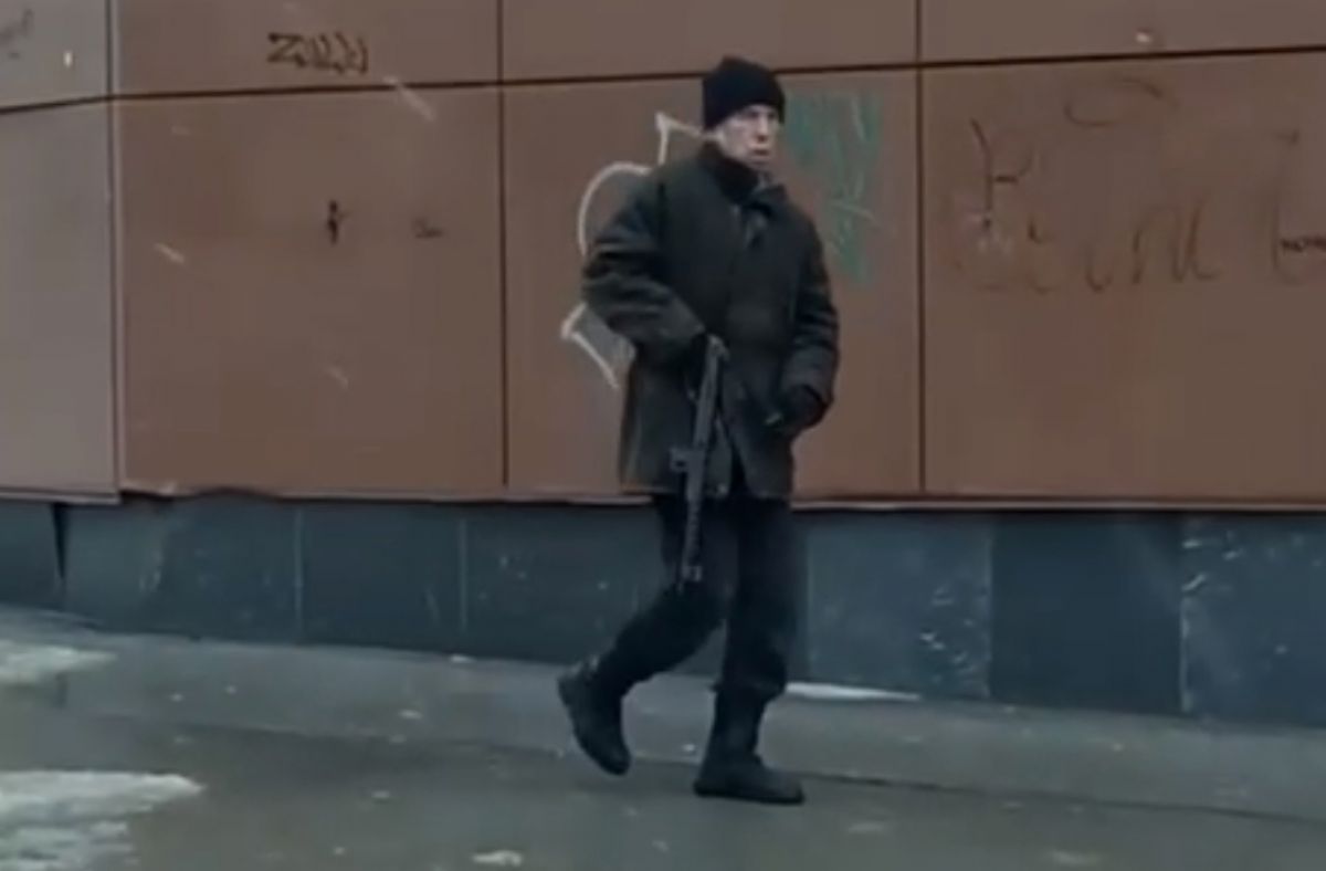 Мужчина с автоматом в воронеже. Парни на улицах Новосибирск. Мужик с ружьем ходит в городе.