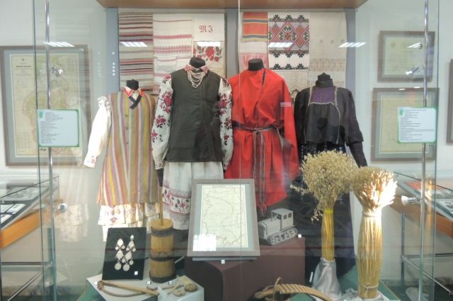 В музее сохранилась одежда первых переселенцев в Сибирь.