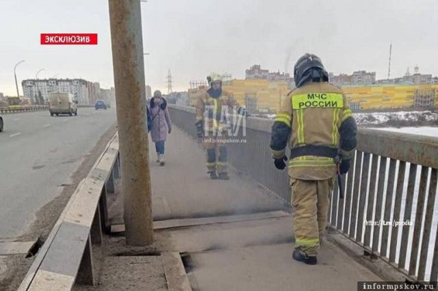 Электрокабель загорелся на мосту Александра Невского в Пскове