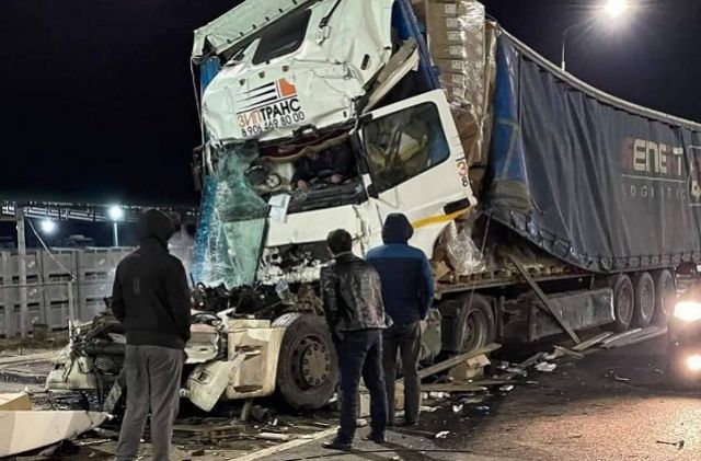 В Карачаево-Черкесии на трассе столкнулись два грузовика, есть пострадавшие