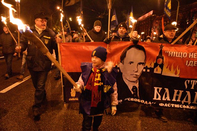 Участники факельного шествия по случаю дня рождения Степана Бандеры в Киеве, январь 2022 г.