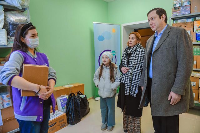 Губернатор вместе с семьёй привёз гуманитарную помощь для вынуж-денных переселенцев из ДНР и ЛНР.