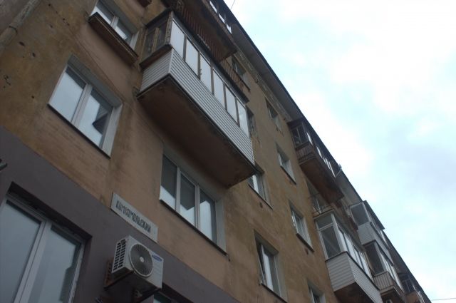 В Орске мужчина по собственной неосторожности выпал с балкона. 
