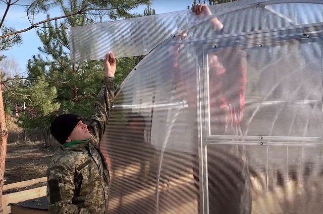 Поликарбонатную теплицу можно сделать самому от каркаса до форточек.