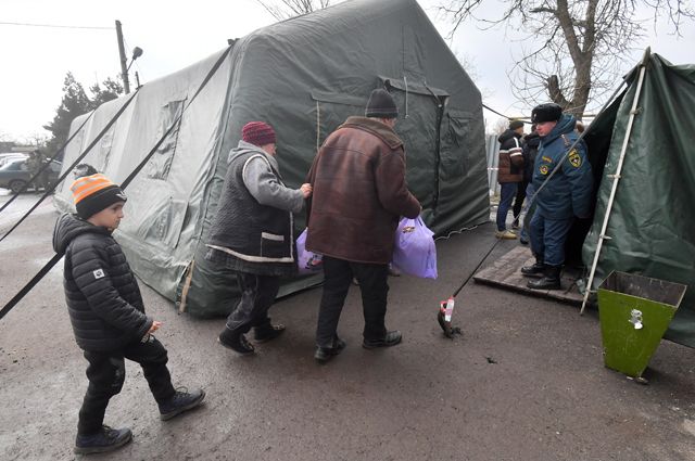 Жители Украины, эвакуированные из Мариуполя по гуманитарному коридору.