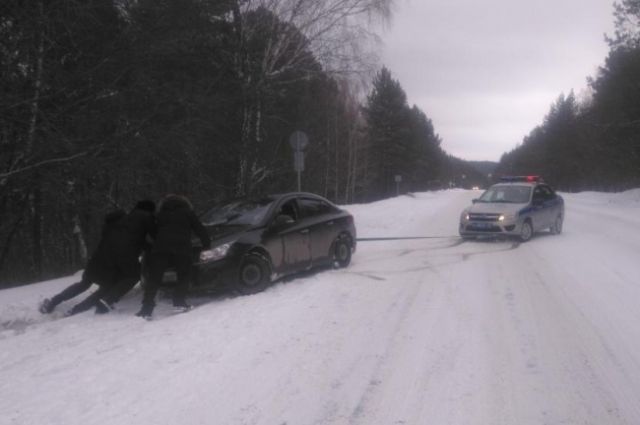 В Кузбассе сотрудники ГИБДД вызволили автомобили из сугроба