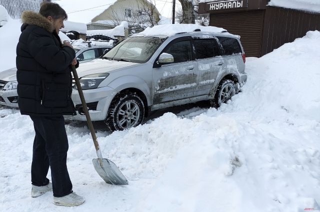 Некоторые управляющие компании приступили к ворошению снега во дворах и на улицах.