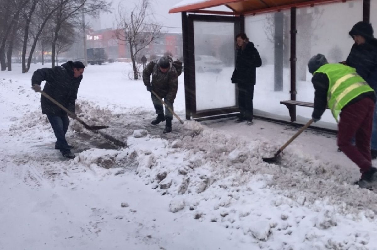 Ростов на дону гололед. Уборка снега. Снег в Александровке. Сугробы в городе. Молодёжь убирающая снег.